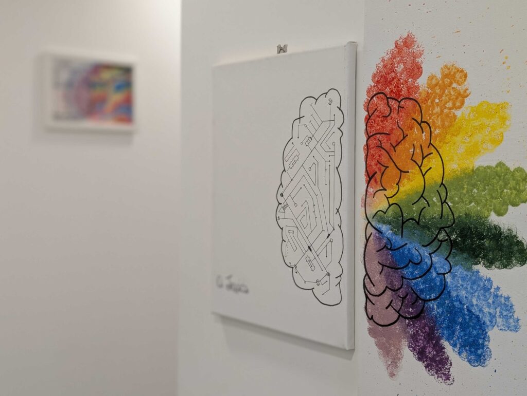Quadro decorativo che rappresenta il logo di ApprendiMente con l'esplosione di colori del cervello creativo.