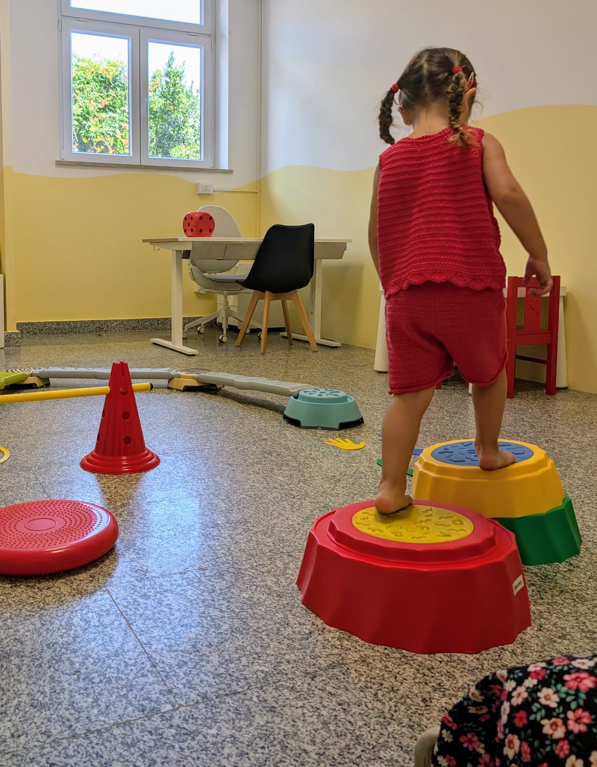Bambina durante un percorso neuropsicomotorio: attività su pedana di equilibrio presso ApprendiMente, Roma Est