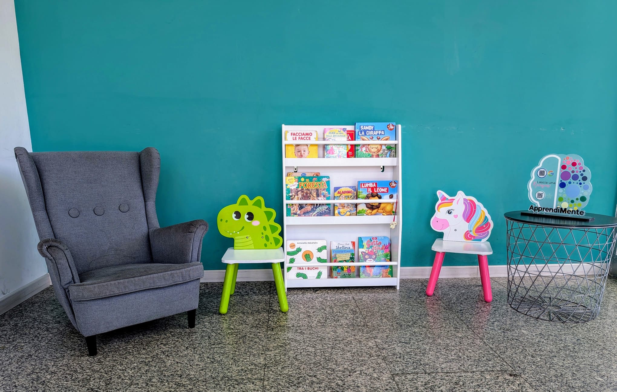 Sala d'attesa con angolo lettura di ApprendiMente Roma Est